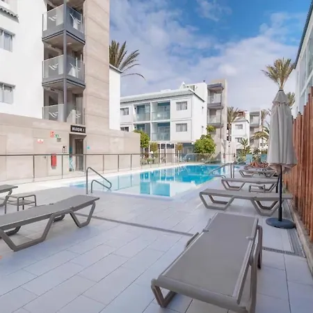 Charming In A Building With A Pool And Terrace דירה