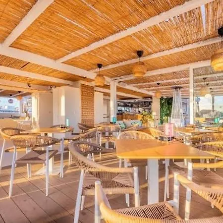 דירה Charming In A Building With A Pool And Terrace *